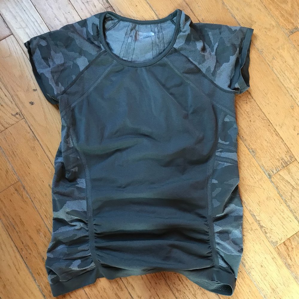 Athleta Camo Tee ~ Size: XL ~ Yoga Workout